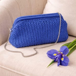 Knitting pattern for a clutch bag with a clasp.