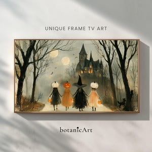 Könnte beinhalten: Ein rechteckiger digitaler Kunstdruck mit dem Titel UNIQUE FRAME TV ART von botanicArt, der eine Halloween-Szene mit vier Figuren in Kleidern und Kürbisköpfen zeigt, die unter zwei Monden auf ein dunkles Schloss zugehen, umgeben von kahlen Bäumen.