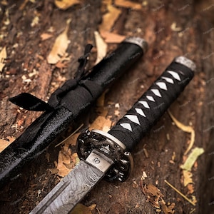 Hand-Forged Damascus Katana Sword: Samurai Collectible with Black Scabbard and Tsuba Detailing, Full Tang Long Sword Handmade Blade for gift