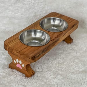 Personalized Oak Wood Pet Bowl Stand with Epoxy Paw Design, Double Bowl Feeder for Cats and Dogs, Custom Pet Bowl Stand, Pet Name Bowl Stand