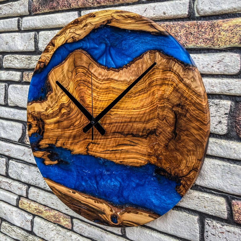 Reloj de pared rústico moderno de madera de olivo epoxi azul metalizado. imagen 5