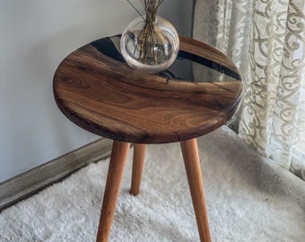 Handgemaakte notenhouten salontafel: moderne tafel met geaccentueerde randen en donkere epoxy
