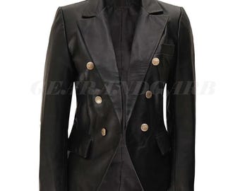 Pode incluir: Um blazer de couro preto com botões dourados. O blazer tem fecho de dupla abotoadura e lapela de entalhe.