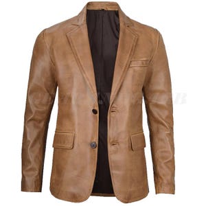 以下が含まれることがあります： シングルボタン留めとフロントポケットが2つ付いたブラウンの革製ブレザーです。