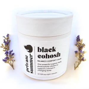 Może przedstawiać: Biały cylindryczny pojemnik z nadrukiem "black cohosh" i "Private Summer". Pojemnik zawiera również tekst "BALANCE I COMFORT I CALM" i "60 500 mg vegan capsules". Suche fioletowe kwiaty po obu stronach.