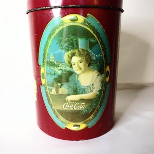 Lata vintage de Coca Cola: temática publicitaria victoriana, objeto de colección de Coca-Cola