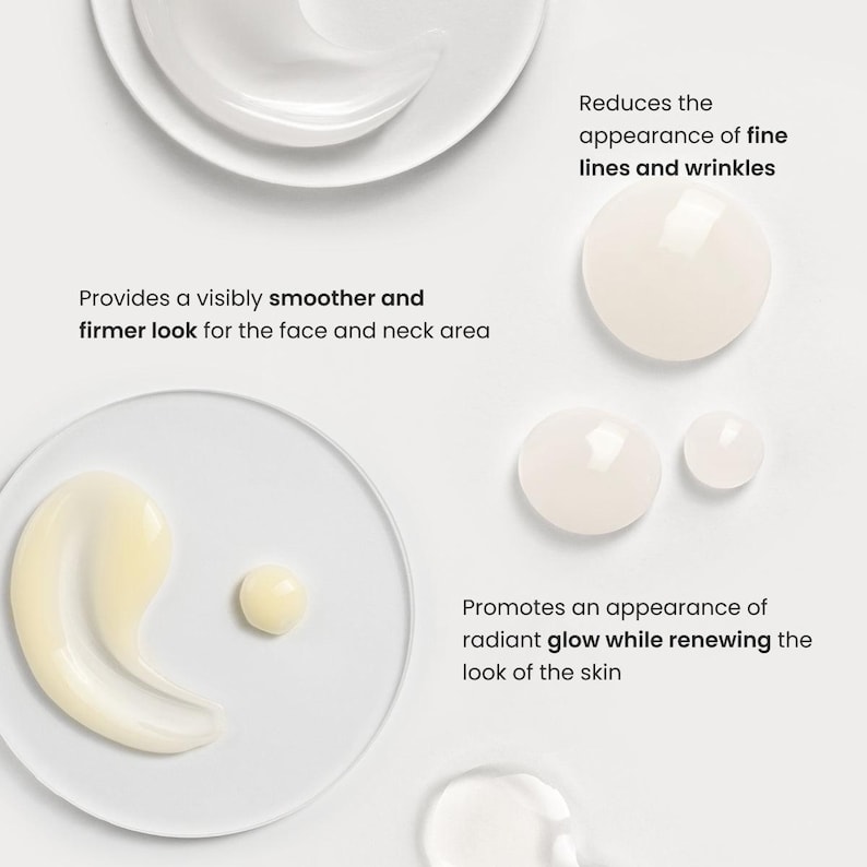 Peut inclure: Gros plan sur des produits de soin de la peau sur des assiettes blanches. L'image comprend du texte qui se lit comme suit : "Procure un aspect visiblement plus lisse et plus ferme pour le visage et le cou." et "R&eacute;duit l'apparence des ridules et des rides."