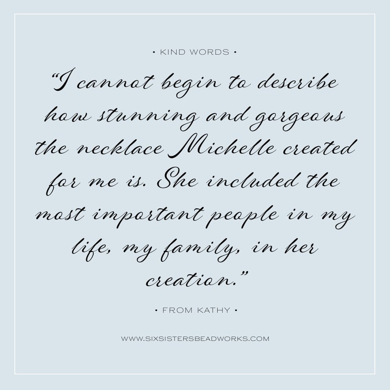 Pu&ograve; includere: Una citazione su una collana creata da Michelle. La citazione recita: "Non posso iniziare a descrivere quanto sia sbalorditiva e splendida la collana che Michelle ha creato per me. Ha incluso le persone pi&ugrave; importanti della mia vita, la mia famiglia, nella sua creazione." La citazione &egrave; attribuita a Kathy.