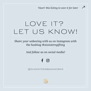 Pu&ograve; includere: Uno sfondo azzurro chiaro con il testo "LOVE IT? LET US KNOW!" in nero. Sotto il testo c'&egrave; un messaggio per condividere un unboxing su Instagram con l'hashtag #sixsistersgifting. Il testo "And follow us on social media!" &egrave; sotto l'hashtag.  Icone di social media per Facebook e Instagram sono sotto il testo. Il testo "@SIXSISTERSBEADWORKS" &egrave; sotto le icone. Un logo dorato con le lettere "SS" &egrave; in fondo all'immagine.