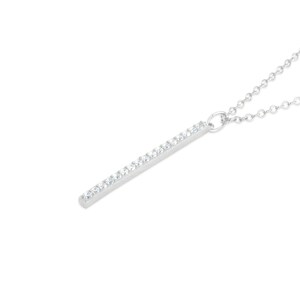 Pu&ograve; includere: Una collana d'argento con un ciondolo lungo e sottile a forma di barra incrostata di piccoli cristalli di zircone cubico trasparenti.