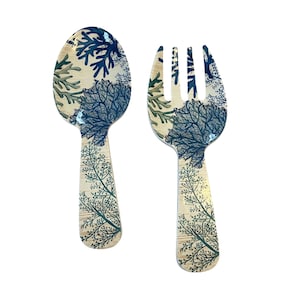 Juego de cubiertos para ensalada Nicole Miller Coral, cuchara y tenedor para servir, estilo costero azul, 28 cm (11 pulgadas)
