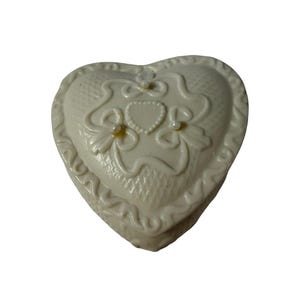 Caixa de lembrancinhas vintage em formato de coração branco, feita de cerâmica, com detalhes em pérola.