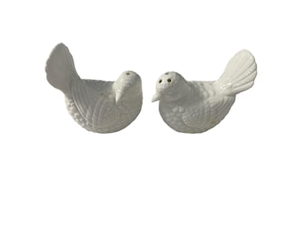Salero y pimentero vintage de cerámica con forma de paloma blanca, estilo rústico.