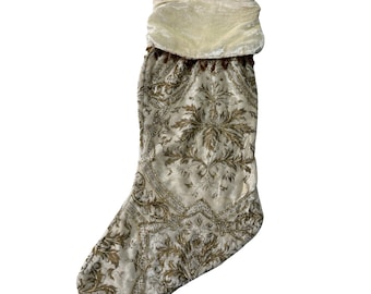 Calcetín navideño Bombay de terciopelo con cuentas doradas y color marfil para colgar en la chimenea, 20 pulgadas.