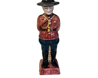 Salero de cerámica vintage de la RCMP Mountie, recuerdo de Canadá, pintado a mano, uniforme rojo, 2 agujeros