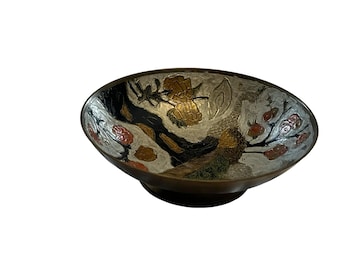 Ciotola vintage in ottone Hampton con pavone e decorazioni floreali in rilievo, realizzata in India, stile Mid-Century.