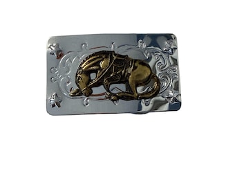 Hebilla de cinturón estilo western vintage con caballo en tono plateado y dorado, caballo en relieve, fabricada en Hong Kong, 3x1.5