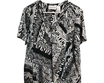 Vintage Alfred Dunner zwart witte geometrische top maat L met korte mouwen en kralen halslijn