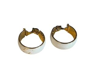 Monet clip-on oorbellen goudkleurige wit geëmailleerde hoepel gesigneerd vintage 80s 90s