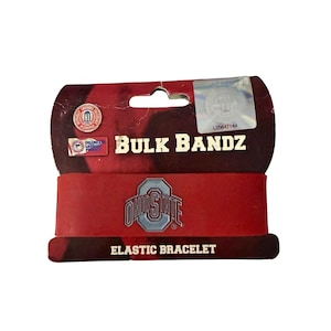 Peut inclure: Bracelet élastique rouge et noir avec le texte "Ohio State" et "Elastic Bracelet" sur l'emballage. L'emballage comporte également le texte "Bulk Bandz".