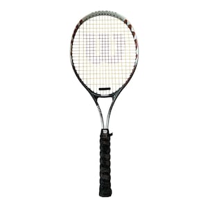 Könnte beinhalten: Ein Wilson Tennisschläger mit schwarzem Griff und einem schwarzen und silbernen Rahmen. Der Schlägerkopf hat ein weißes Saitenmuster und eine braune und silberne Zierleiste. Das Wilson-Logo ist auf den Saiten zu sehen.