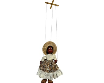 Marioneta vintage hecha a mano con sombrero de paja, muñeca colgante de arte popular de 9 a 10 pulgadas.