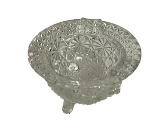 Cenicero antiguo de cristal prensado con base, 3 compartimentos para cigarrillos, diseño floral, cristal transparente.