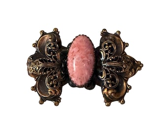 Vintage Victorian Revival Pink Cabochon Gürtelschnalle Bronze Ton verzierten Rollarbeit