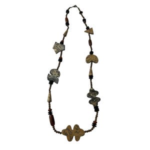 Collana lunga in stile boho con perline di pietra intagliate, forme astratte e tonalità della terra, 81 cm (32 pollici).