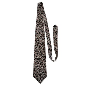 Peut inclure: Une cravate noire avec un motif répété de feuilles rouges, dorées et blanches. La cravate est faite d'un tissu lisse et convient aux tenues formelles ou professionnelles.