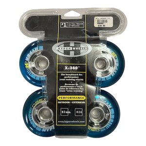 Puede incluir: Cuatro ruedas azules Hyper Wheels X-360 para patines en línea, de 82 mm de diámetro, empaquetadas en un envase de plástico transparente. Las ruedas están diseñadas para cross-training y uso en exteriores. El embalaje incluye el texto "#1 In The World of Wheels."