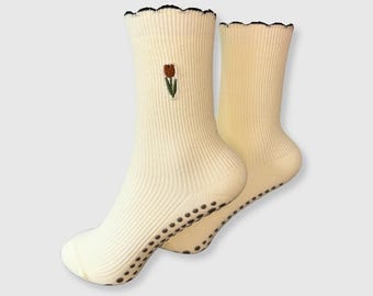 Vita broderade tulpangreppsstrumpor, volangströjade barre pilates yogastrumpor