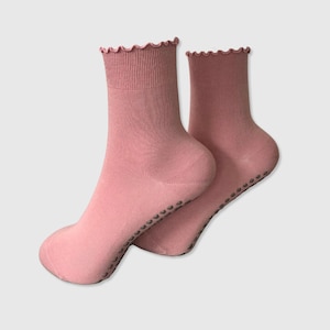 Ruffled Hem Grip Socks: Old Rose Yoga, Barre & Pilates