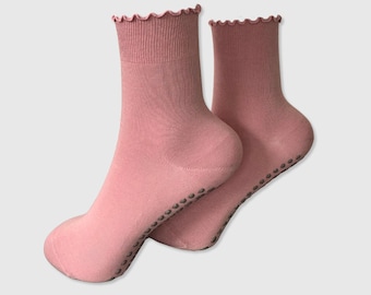 Ruffled Hem Grip Socks: Old Rose Yoga, Barre & Pilates