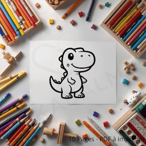 Puede incluir: Ilustración de un dinosaurio de dibujos animados en blanco y negro sobre papel blanco. La imagen está rodeada de lápices de colores, ceras y juguetes de madera. El texto en la parte inferior dice "10 Páginas - PDF para imprimir".
