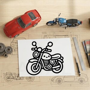 Peut inclure: Illustration en noir et blanc d'une moto souriante, une voiture jouet rouge et une moto jouet bleue sur une surface en bois avec des plans et des outils.