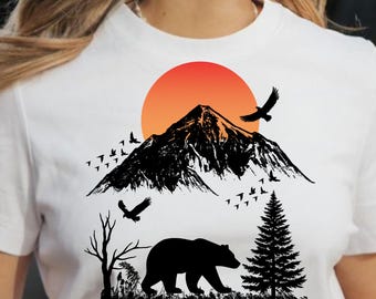 Orso di montagna selvatico PNG, Design per maglietta "Stay Wild Nature Is Calling", Avventura in campeggio sublimazione PNG, Maglietta grafica forestale con fauna selvatica png