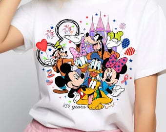 Castello del Regno Magico Topolino e Amici PNG, Personaggio dei cartoni animati patriottico PNG, Design per maglietta del Giorno dell'Indipendenza degli Stati Uniti, Rosso Bianco Blu USA 250 anni