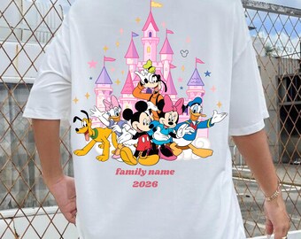 Name Disney Familienurlaub 2026 PNG, Mickey Minnie Donald Daisy Goofy Pluto Schloss Reise Shirt Design, magische Königreich Familienreise