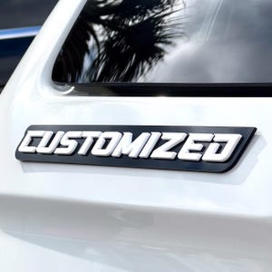 カスタム車名エンブレムバッジカスタム、独自のテキスト車またはトラックのニックネームエンブレムバッジ