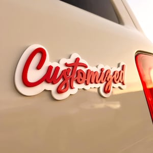 カスタム車名エンブレムバッジカスタム、独自のテキスト車またはトラックのニックネームエンブレムバッジ
