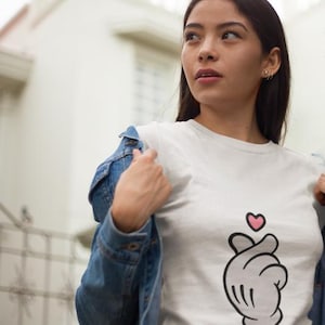 Camiseta con un bonito gesto de amor, diseño de corazón asiático, camiseta coreana con gesto de corazón, inspirada en el K-pop, símbolo de amor coreano de moda.