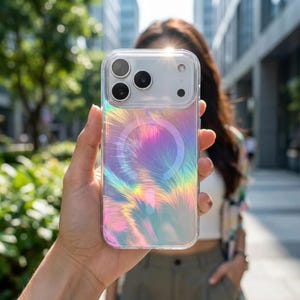 Könnte beinhalten: Eine transparente Smartphone-Hülle mit einem holografischen, irisierenden, federartigen Muster, das die Farben wechselt. Die Hülle verfügt über ein kreisförmiges MagSafe-Magnetring-Design auf der Rückseite und einen Ausschnitt für eine Dreifachkamera.