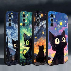 Könnte beinhalten: Vier schwarze Handyhüllen für Motorola-Geräte, jede mit einer einzigartigen künstlerischen Illustration einer schwarzen Katze vor einem lebendigen, farbenfrohen Nachthimmel mit wirbelnden Mustern, leuchtenden Sternen und verschiedenen Farbpaletten.