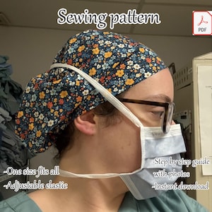 Puede incluir: Un patrón de costura de gorro quirúrgico europeo con el texto "Euro Scrub Cap Sewing pattern" en blanco. El gorro tiene un estampado de flores azules, amarillas y naranjas. La imagen también muestra una mascarilla quirúrgica.