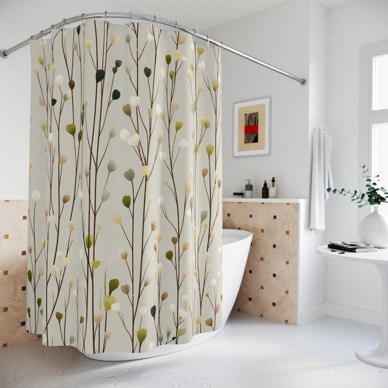 Puede incluir: Una cortina de ducha con fondo beige claro y un patr&oacute;n repetitivo de tallos verticales finos de color marr&oacute;n oscuro, rematados con peque&ntilde;as hojas redondeadas en tonos verde salvia, amarillo p&aacute;lido y blanco suave, colgada de una barra curva.