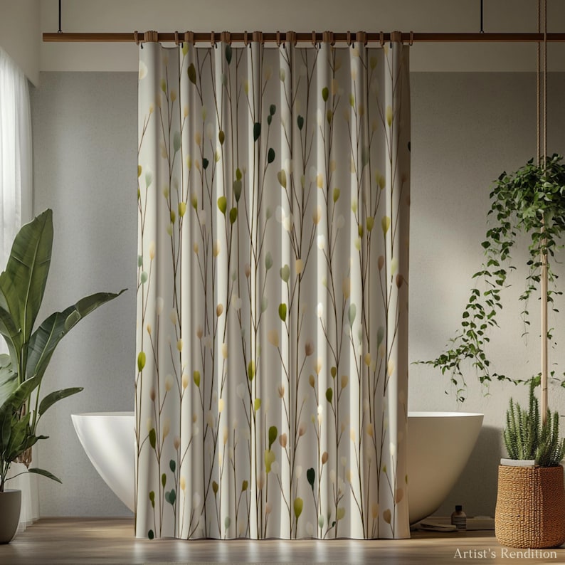 Puede incluir: Una cortina de ducha con un patr&oacute;n vertical de tallos finos de color marr&oacute;n oscuro con peque&ntilde;as hojas redondeadas en tonos verde salvia, oliva y amarillo suave sobre un fondo color crema, colgada de una barra horizontal con anillas.