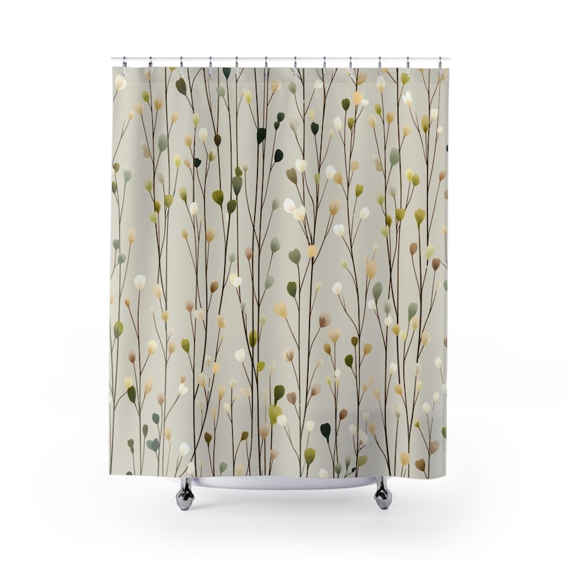 Puede incluir: Una cortina de ducha con fondo beige claro y un patr&oacute;n repetitivo de tallos verticales finos de color marr&oacute;n oscuro. Los tallos est&aacute;n adornados con peque&ntilde;as hojas redondeadas y brotes en tonos apagados de verde salvia, amarillo y crema.