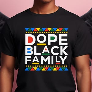 Puede incluir: Una camiseta negra con un diseño gráfico colorido que dice "Dope Black Family". El gráfico presenta un patrón de triángulos en rojo, amarillo, verde, azul y naranja.