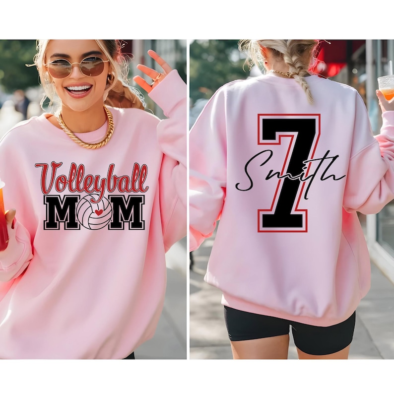 Peut inclure: Un sweat-shirt rose clair avec l'inscription "Volleyball MOM" en rouge et noir sur le devant. Le dos du sweat-shirt porte un grand chiffre 7 noir avec un contour rouge et le nom "Smith" en &eacute;criture cursive.